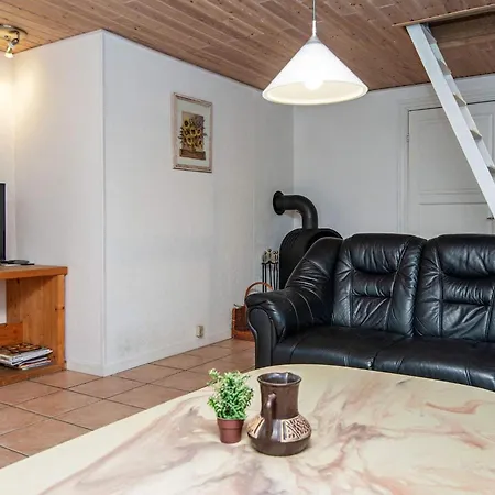 18 Person In Romo-by Traum