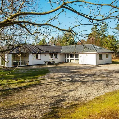 18 Person In Romo-by Traum *